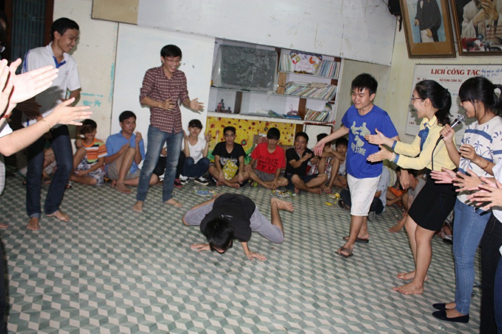 Thăm trẻ em khuyết tật - Cộng đồng Đà Nẵng